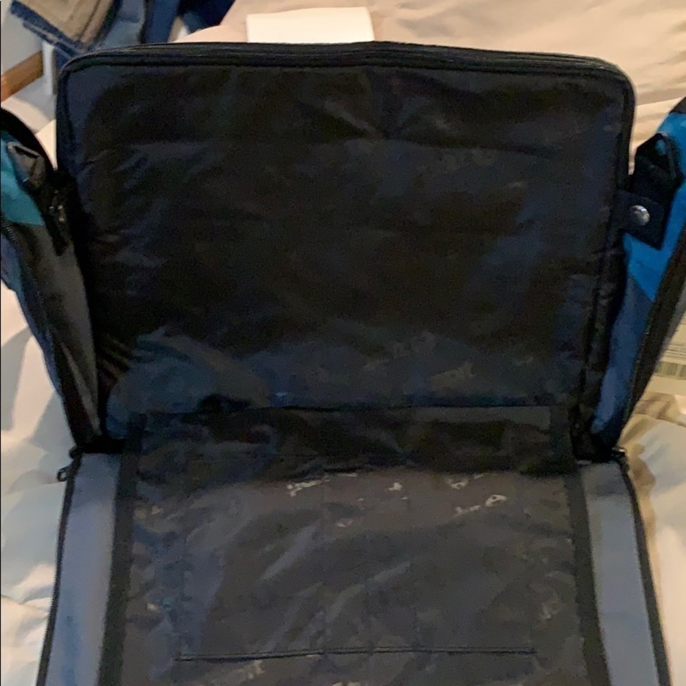 Zip it Messenger Computer / Work Bag​​​​​​​​​​​​​​​​​​​​​​ - Picture 5 of 6
